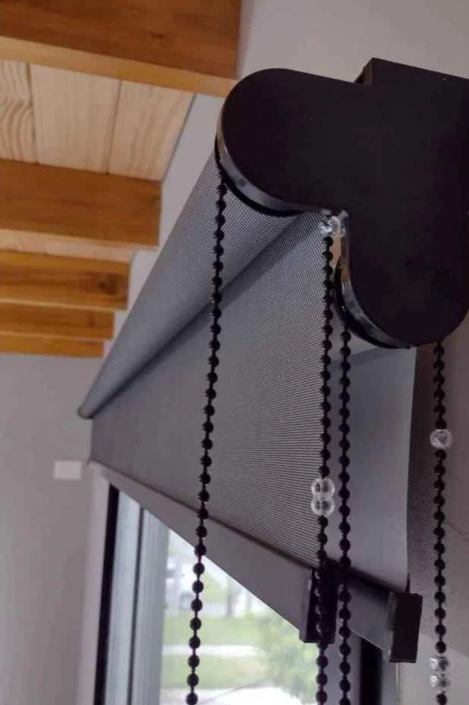 Dos mecanismos de cortinas roller con tela gris
